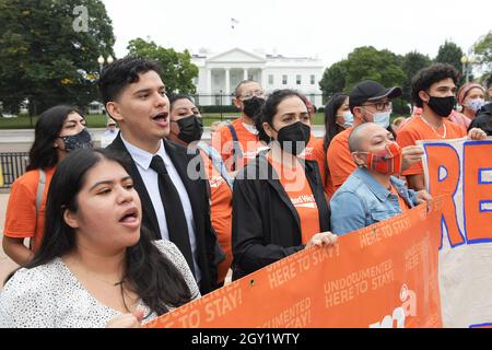 Washington, Stati Uniti. 06 ottobre 2021. I manifestanti United We DreamÕs inviano una lettera alla sig.ra Pelosi e al presidente americano Joe Biden e tengono un rally che chiede la cittadinanza per tutti, oggi il 06 ottobre 2021 al Lafayette Park/White House a Washington DC, USA. (Foto di Lenin Nolly/Sipa USA) Credit: Sipa USA/Alamy Live News Foto Stock