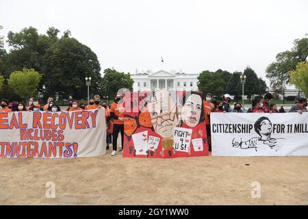 Washington, Stati Uniti. 06 ottobre 2021. I manifestanti United We DreamÕs inviano una lettera alla sig.ra Pelosi e al presidente americano Joe Biden e tengono un rally che chiede la cittadinanza per tutti, oggi il 06 ottobre 2021 al Lafayette Park/White House a Washington DC, USA. (Foto di Lenin Nolly/Sipa USA) Credit: Sipa USA/Alamy Live News Foto Stock