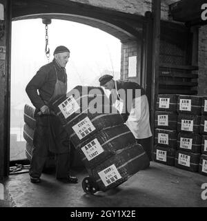 Arbeitsalltag in der Zigarettenfabrik, hier bei der Anlieferung des Rohtabaks, Deutschland 1930er Jahre. Giornata di lavoro in una fabbrica di sigarette, qui: Consegna del tabacco, Germania anni trenta. Foto Stock