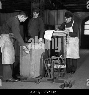 Arbeitsalltag in der Zigarettenfabrik, hier Wareneingangskontrolle, Deutschland 1930er Jahre. Giornata di lavoro in una fabbrica di sigarette, qui: Controllare nuovi toHad, Germania anni trenta. Foto Stock