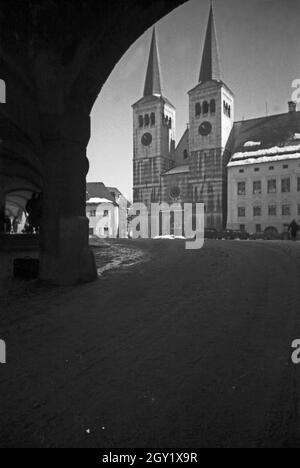 Unterwegs im Berchtesgadener Land, hier: Stiftskirche St. Peter und Johannes der Täufer, Deutschland 1940er Jahre. Intorno a Berchtesgaden, qui: chiesa di San Pietro e San Giovanni, Germania 1940. Foto Stock