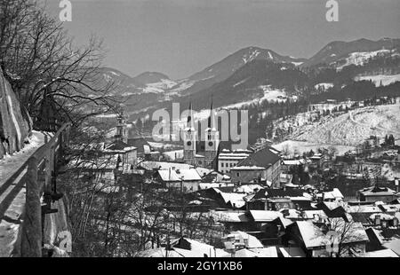 Unterwegs im Berchtesgadener Land, hier: Stadtansicht mit Blick auf die Stiftskirche und die Pfarrkirche, dahinter das Watzmannmassiv, Deutschland 1940er Jahre. Intorno a Berchtesgaden, qui: Vista sulla città, Germania 1940. Foto Stock