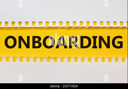 Simbolo del successo dell'onboarding. Carta bianca e gialla con la parola Onboarding su sfondo giallo. Concetto di successo aziendale e onboarding. Co Foto Stock