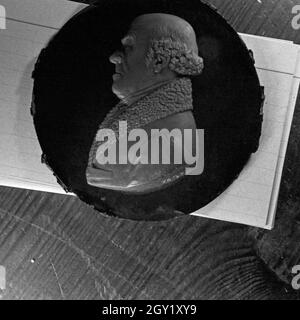 Reproduktion aus der Sammlung Edwin Redslob: Gemme mit dem Porträt von Samuel Hahnemann, Deutschland 1930er Jahre. Riproduzione dalla Edwin Redslob collection: cameo con il ritratto di Samuel Hahnemann, Germania 1930s. Foto Stock