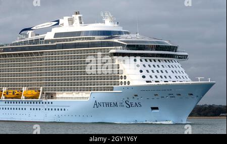 Inno della nave da crociera Seas di classe Quantum, che lascia Southampton a Southampton Water, Hampshire, Inghilterra, Regno Unito Foto Stock