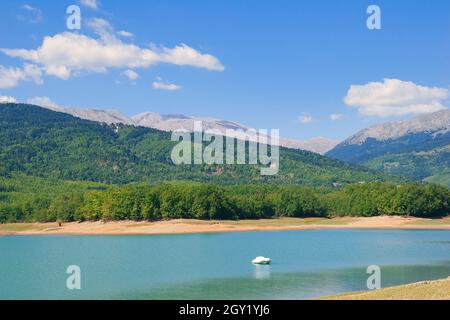 Bellissimo paesaggio sul lago di Plastira nella Grecia centrale Foto Stock