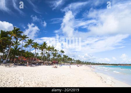 Santo Domingo, Repubblica Dominicana - 4 gennaio 2017: Paesaggio della spiaggia dei Caraibi. Litorale Atlantico dell'oceano, i turisti si rilassano sulla spiaggia di Bavaro Foto Stock