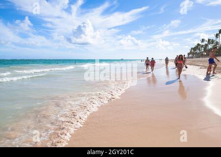Santo Domingo, Repubblica Dominicana - 4 gennaio 2017: Paesaggio costiero caraibico. Atlantic Ocean Coast, rilassante turisti a piedi lungo una spiaggia di sabbia di Foto Stock