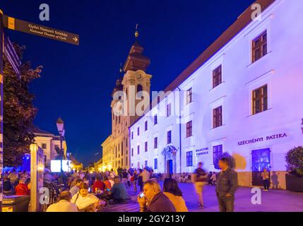 Györ (Raab): Piazza Szechenyi, festa, chiesa benedettina di Sant'Ignazio di Loyola in , Györ-Moson-Sopron, Ungheria Foto Stock