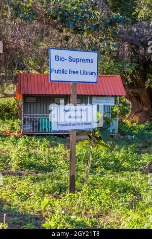 INLE, MYANMAR - 27 NOVEMBRE 2016: BIO Supreme pubblico gratuito biblioteca segno in un villaggio vicino al lago Inle, Myanmar Foto Stock