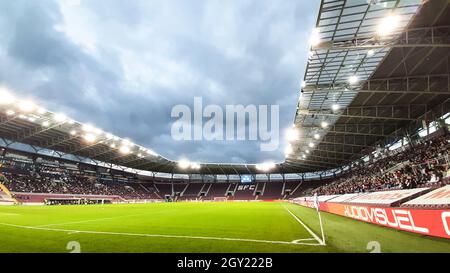 Ginevra, Svizzera. 06 ottobre 2021. Vista generale all'interno dello stadio con i tifosi durante la partita di calcio del primo turno della UEFA Womens Champions League Group tra Servette FCCF e Juventus allo Stade de Geneve di Ginevra, Svizzera. Credit: SPP Sport Press Photo. /Alamy Live News Foto Stock