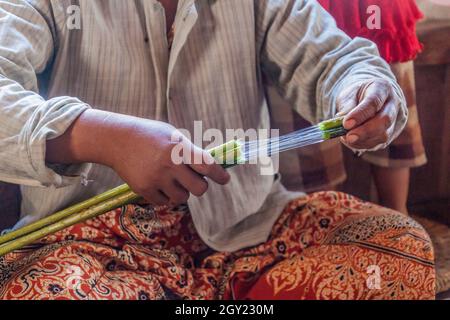 INLE, MYANMAR - 28 NOVEMBRE 2016: Filamenti di loto in Myat Pwint Chel laboratorio di tessitura Inn Paw Khone villaggio a Inle lago, Myanmar Foto Stock