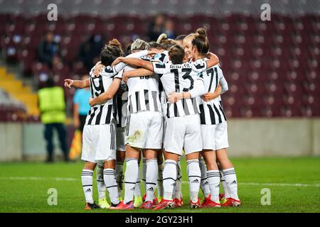 Ginevra, Svizzera. 06 ottobre 2021. Lina Hurtig (17 Juventus) festeggia il suo obiettivo con i suoi compagni di squadra durante la partita di calcio del primo turno della UEFA Womens Champions League Group tra Servette FCCF e Juventus allo Stade de Geneve di Ginevra, Svizzera. Credit: SPP Sport Press Photo. /Alamy Live News Foto Stock