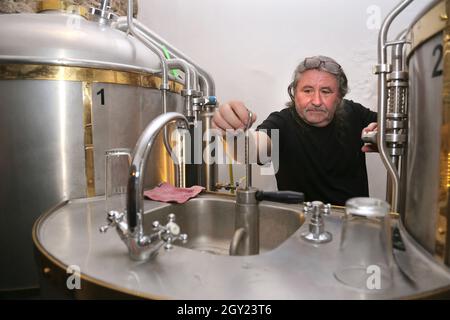 Cracovia. Cracovia. Polonia. Produzione di birra in microbirrificio. Birrificio al lavoro. Foto Stock