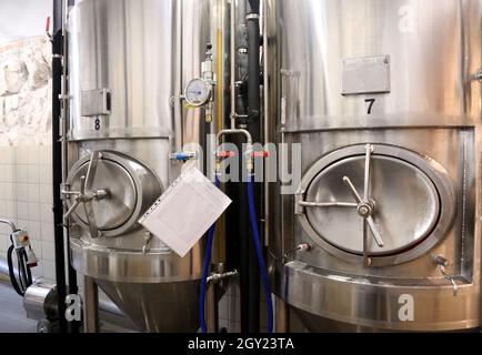 Cracovia. Cracovia. Polonia. Produzione di birra in microbirrificio. Bollitori per fermentazione in acciaio inox. Foto Stock