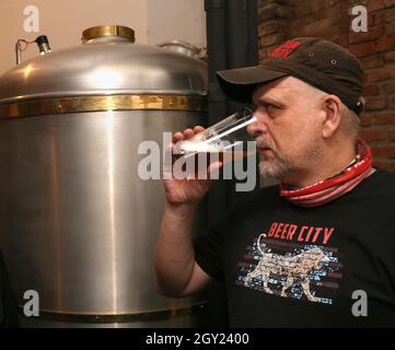 Cracovia. Cracovia. Polonia. Produzione di birra in microbirrificio. Degustazione di birra fresca. Foto Stock