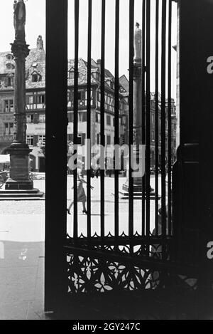 Die Stadtpatrone vor dem Freiburger Münster, das Wahrzeichen der badischen Stadt Freiburg im Breisgau, Deutschland 1930er Jahre. I santi patroni di fronte al Freiburg Minster, punto di riferimento della città Freiburg im Breisgau a Baden, Germania 1930s. Foto Stock