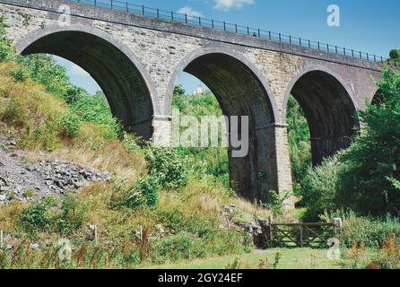 Grado II elencato Victorian Monsal Dale Viaduct (Viaduct di testa), costruito nel 1863, Monsal Head, Peak District, Derbyshire. Inghilterra Foto Stock
