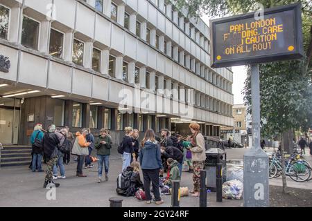 Londra, Inghilterra, Regno Unito. 6 ottobre 2021. Highbury Corner Magistrates Court, Londra, Regno Unito, 6 ottobre 2021. Attivisti, media e amici di Highbury Corner Magistrates Court. Sei dei nove attivisti che hanno trascorso un mese intero all'interno dei giardini di Euston Square, FERMANO i tunnel sotterranei del campo HS2 sono stati convocati a corte ieri.Today le accuse di gravato trasgressione per 'Spamy'' (Daniel Hooper), 48; Dr Larch Maxey, 49; Isla Sandford, 18; Lachlan Sandford, 20; Juliett Stevenson-Clarke, 22 e Scott Breen, 47, furono tutti licenziati. La Corte ha chiarito che non vi era alcun caso, come in quel caso Foto Stock