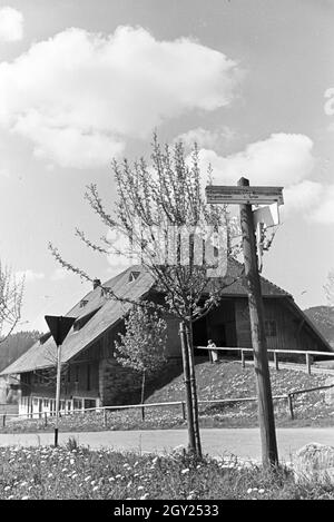 Ein altes Haus im Schwarzwald, Deutschland 1930er Jahre. Una vecchia casa nella Foresta Nera, Germania 1930s. Foto Stock