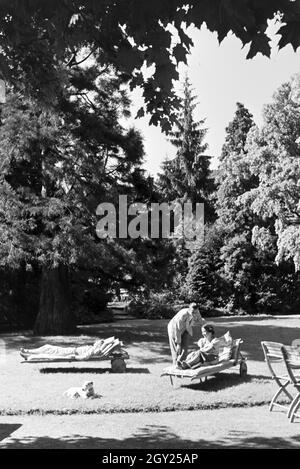 Reisende entspannen im Garten des Hotels Wehrle a Triberg im Schwarzwald, Deutschland 1930er Jahre. Gli ospiti dell'Hotel relax nel giardino del hotel Wehrle in Triberg nella Foresta Nera, Germania 1930s. Foto Stock