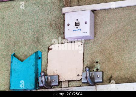 Porte USB in un vecchio treno in Myanmar Foto Stock