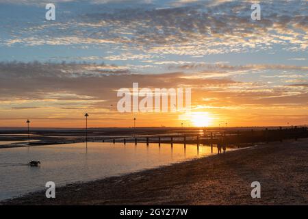 Southend-on-Sea, Regno Unito. 6 ottobre 2021. Un tramonto rosso sull'estuario del Tamigi a Southend on Sea. Penelope Barritt/Alamy Live News Foto Stock