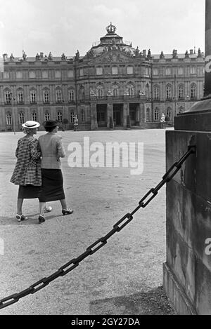 Das Neue Schloss di Stoccarda, eine der wichtigsten Sehenswürdigkeiten der Stadt, Deutschland 1930er Jahre. Il nuovo palazzo di Stoccarda, una delle attrazioni principali della città, Germania 1930s. Foto Stock