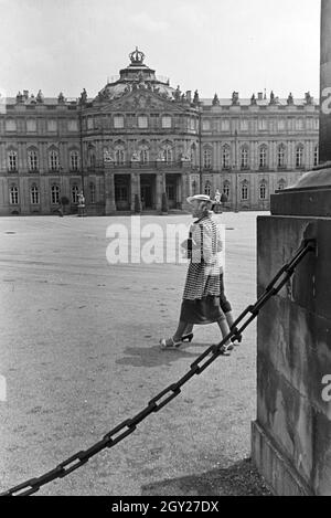 Das Neue Schloss di Stoccarda, eine der wichtigsten Sehenswürdigkeiten der Stadt, Deutschland 1930er Jahre. Il nuovo palazzo di Stoccarda, una delle attrazioni principali della città, Germania 1930s. Foto Stock