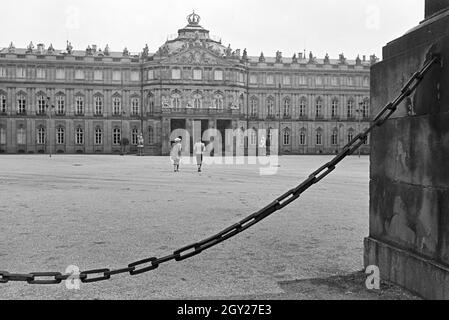 Das Neue Schloss di Stoccarda, eine der wichtigsten Sehenswürdigkeiten der Stadt, Deutschland 1930er Jahre. Il nuovo palazzo di Stoccarda, una delle attrazioni principali della città, Germania 1930s. Foto Stock