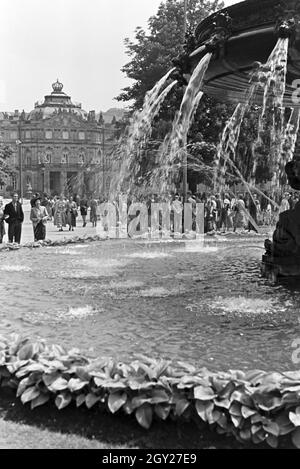 Das Neue Schloss di Stoccarda, eine der wichtigsten Sehenswürdigkeiten der Stadt, Deutschland 1930er Jahre. Il nuovo palazzo di Stoccarda, una delle attrazioni principali della città, Germania 1930s. Foto Stock