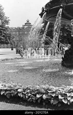 Das Neue Schloss di Stoccarda, eine der wichtigsten Sehenswürdigkeiten der Stadt, Deutschland 1930er Jahre. Il nuovo palazzo di Stoccarda, una delle attrazioni principali della città, Germania 1930s. Foto Stock