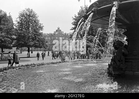 Das Neue Schloss di Stoccarda, eine der wichtigsten Sehenswürdigkeiten der Stadt, Deutschland 1930er Jahre. Il nuovo palazzo di Stoccarda, una delle attrazioni principali della città, Germania 1930s. Foto Stock