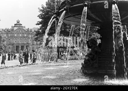 Das Neue Schloss di Stoccarda, eine der wichtigsten Sehenswürdigkeiten der Stadt, Deutschland 1930er Jahre. Il nuovo palazzo di Stoccarda, una delle attrazioni principali della città, Germania 1930s. Foto Stock