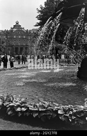 Das Neue Schloss di Stoccarda, eine der wichtigsten Sehenswürdigkeiten der Stadt, Deutschland 1930er Jahre. Il nuovo palazzo di Stoccarda, una delle attrazioni principali della città, Germania 1930s. Foto Stock