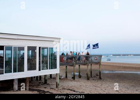 I clienti dell'Harbour Lounge si godono di bevande e di splendide vedute sul lungomare al tramonto a Provincetown, Massachusetts, USA. Foto Stock