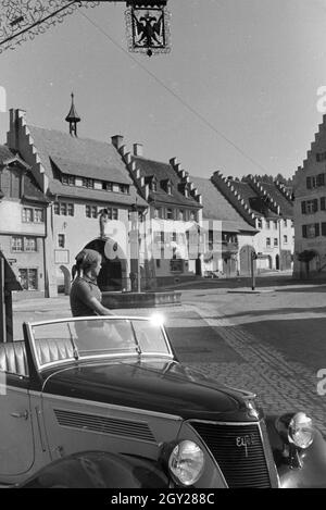 Autofahrer bei einem Ausflug nach San Märgen im Südschwarzwald, Deutschland 1930er Jahre. I conducenti di auto su un viaggio a San Märgen nella Foresta Nera meridionale, Germania 1930s. Foto Stock