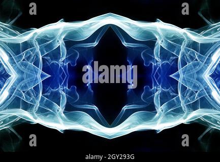 Fumo bianco e blu che si specchia su sfondo nero con editing Foto Stock