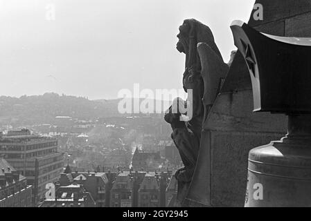 Blick über die Stuttgarter Innenstadt vom alten Rathaus, das im Zweiten Weltkrieg zerstört wurde, Deutschland 1930er Jahre. Vista sulla parte interna della città di Stoccarda dal vecchio municipio che era stato distrutto durante la Seconda guerra mondiale la Germania 1930s. Foto Stock