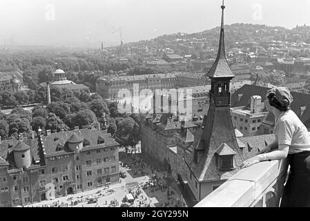 Blick über die Stuttgarter Innenstadt vom alten Rathaus, das im Zweiten Weltkrieg zerstört wurde, Deutschland 1930er Jahre. Vista sulla parte interna della città di Stoccarda dal vecchio municipio che era stato distrutto durante la Seconda guerra mondiale la Germania 1930s. Foto Stock