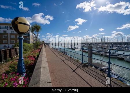 Appartamenti e yacht ormeggiati lungo il lungomare di Brighton Marina, Brighton, East Sussex, Inghilterra, Regno Unito Foto Stock