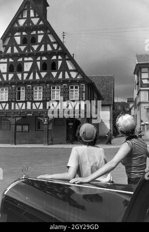 Zwei junge Frauen bei ihrer Ankunft in dem Stuttgarter Stadtteil Uhlbach, Deutschland 1930er Jahre. Due giovani donne che arrivano a Uhlbach, un quartiere di Stoccarda , Germania 1930s. Foto Stock