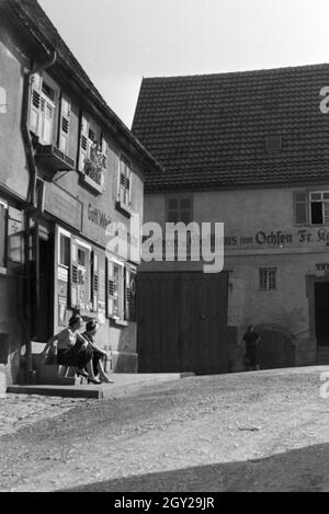 Zwei junge Frauen im Stuttgarter Stadtteil Uhlbach, Deutschland 1930er Jahre. Due giovani donne visitando Uhlbach, un quartiere di Stoccarda , Germania 1930s. Foto Stock