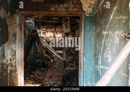 Abbandonata Casa in rovina villaggio nella zona di reinsediamento di Chernobyl. Bielorussia. Catastrofi di Chornobyl. Casa dilapidata nel villaggio bielorusso Foto Stock