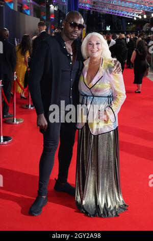 Ben Ofoedu e Vanessa Feltz arrivano per la prima mondiale più dura che cadano al Royal Festival Hall di Londra durante il BFI London Film Festival. Data foto: Mercoledì 6 ottobre 2021. Foto Stock