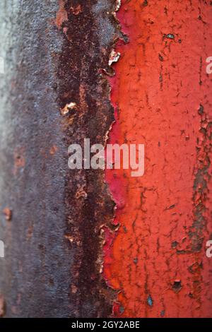 Giunzione parete in acciaio con vernice da peeling rossa e crepe Foto Stock