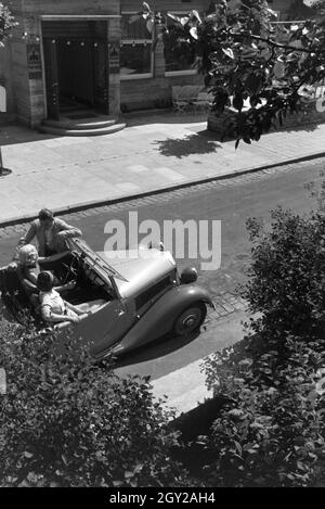 Ein Ausflug zur Weißenhofsiedlung di Stoccarda, Deutschland 1930er Jahre. Un viaggio per la station wagon Weissenhof a Stoccarda in Germania 1930s. Foto Stock