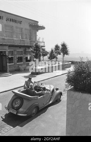 Ein Ausflug zur Weißenhofsiedlung di Stoccarda, Deutschland 1930er Jahre. Un viaggio per la station wagon Weissenhof a Stoccarda in Germania 1930s. Foto Stock