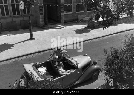 Ein Ausflug zur Weißenhofsiedlung di Stoccarda, Deutschland 1930er Jahre. Un viaggio per la station wagon Weissenhof a Stoccarda in Germania 1930s. Foto Stock