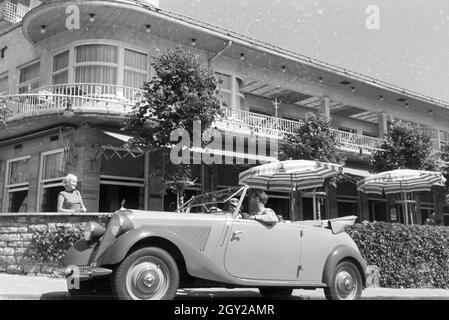 Ein Ausflug zur Weißenhofsiedlung di Stoccarda, Deutschland 1930er Jahre. Un viaggio per la station wagon Weissenhof a Stoccarda in Germania 1930s. Foto Stock